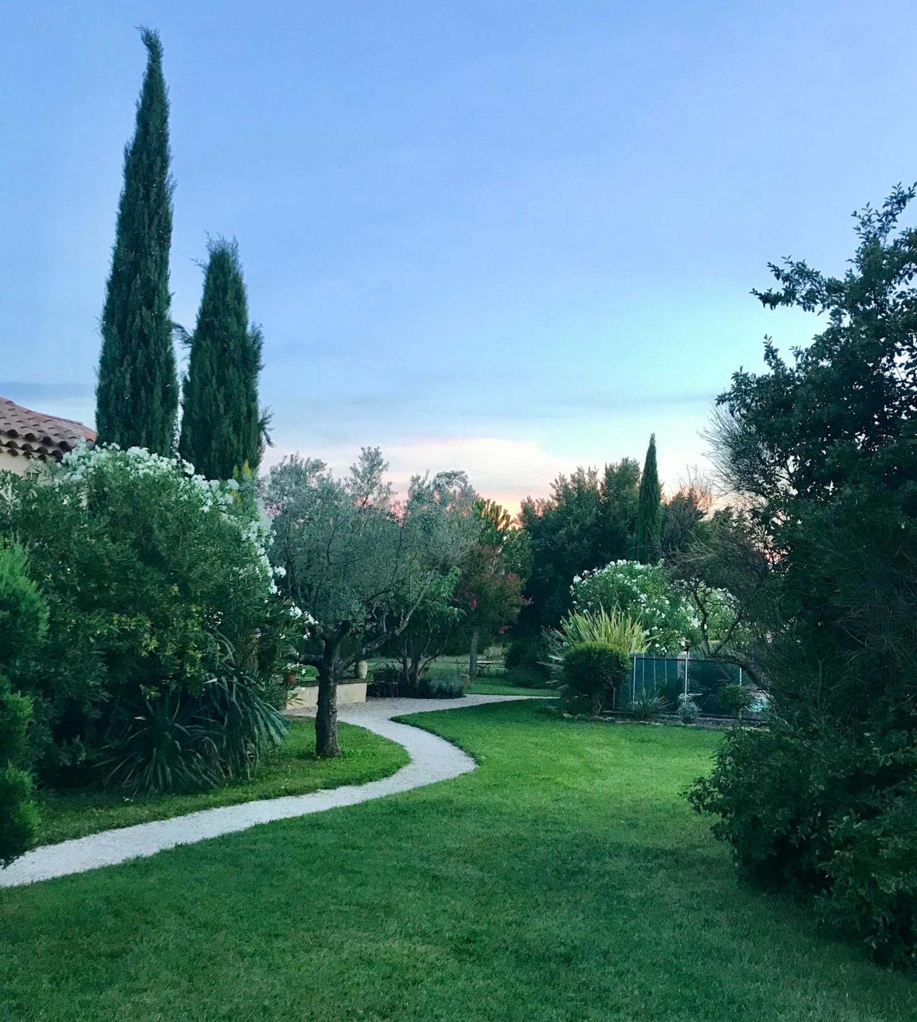 Mas Les Fleurs D'Hilaire Bed & Breakfast Monteux Dış mekan fotoğraf